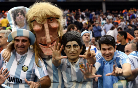 阿根廷球迷街头疯狂庆祝 阿根廷球迷甩手是什么意思